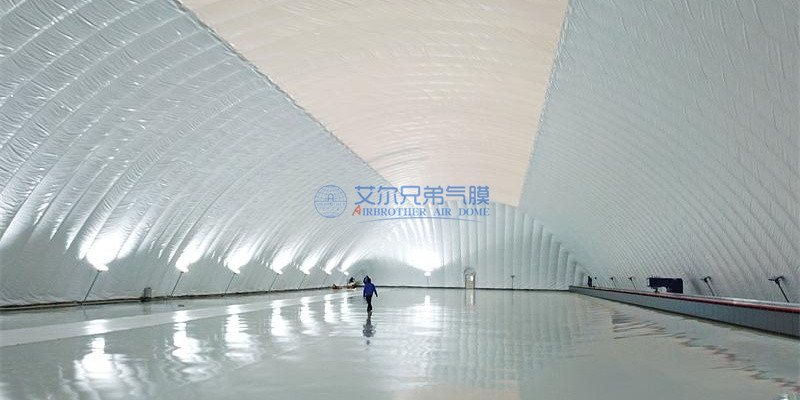 氣膜建筑無梁無柱的特點(diǎn)，使得內(nèi)部空間得到了最大的利用