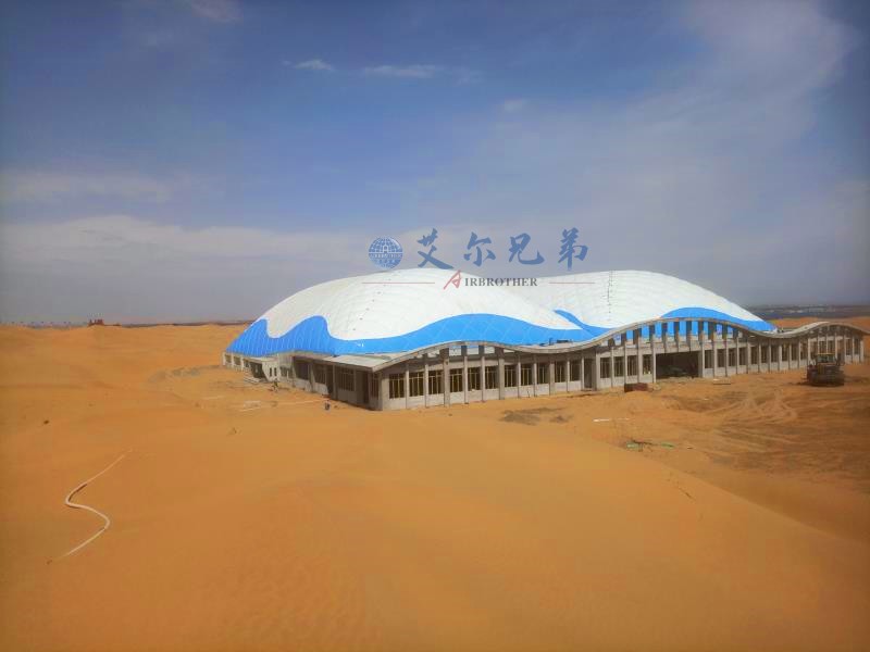 氣膜足球館解決了傳統足球場館空間受限、建設成本高問題